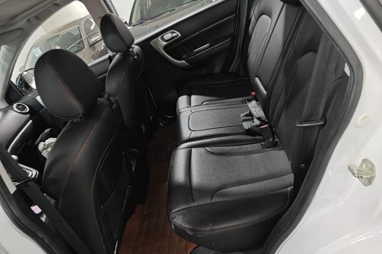 Used Haval H6 2015 Upgraded Model 1.5T Manual Two-Wheel Drive Elite Version Left Rear Seat
