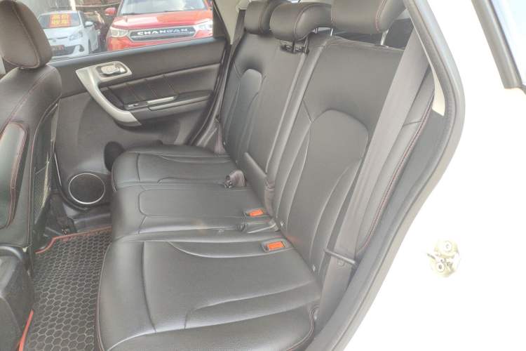 Used Haval H6 2015 Upgraded Model 1.5T Manual Two-Wheel Drive Elite Version Left Rear Seat