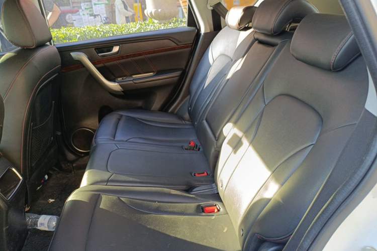 Used Haval H6 2015 Revised Version Sport Edition 1.5T Manual Transmission Two-Wheel Drive Elite Grade Left Rear Seat