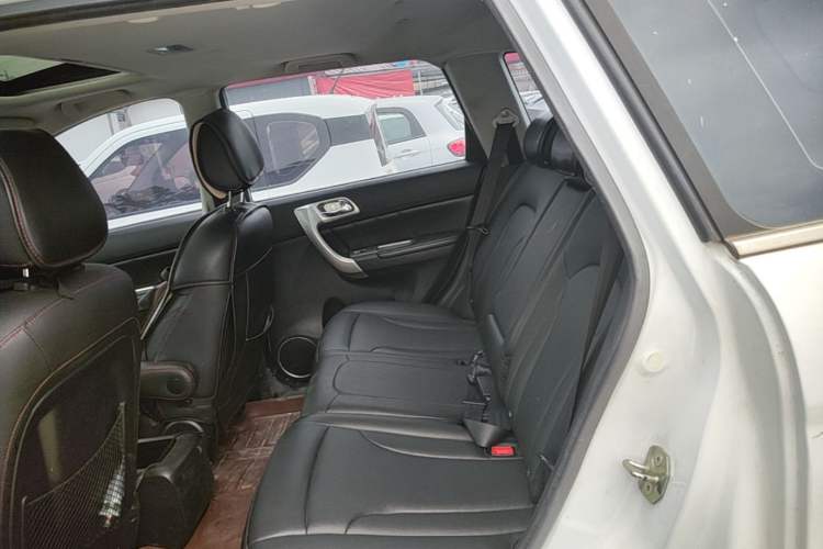 Used Haval H6 2015 Upgraded Model 1.5T Manual Two-Wheel Drive Elite Version Left Rear Seat