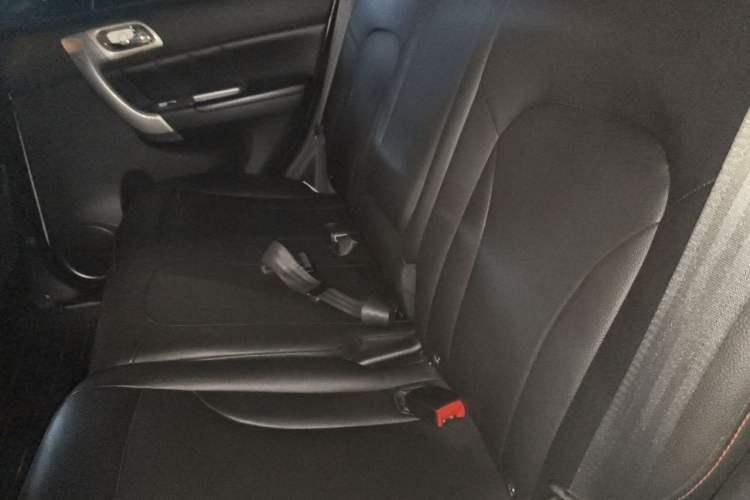 Used Haval H6 2015 Upgraded Model 1.5T Manual Two-Wheel Drive Elite Version Left Rear Seat