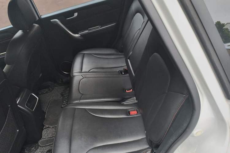 Used Haval H6 2015 Revised Version Sport Edition 1.5T Manual Transmission Two-Wheel Drive Elite Grade Left Rear Seat