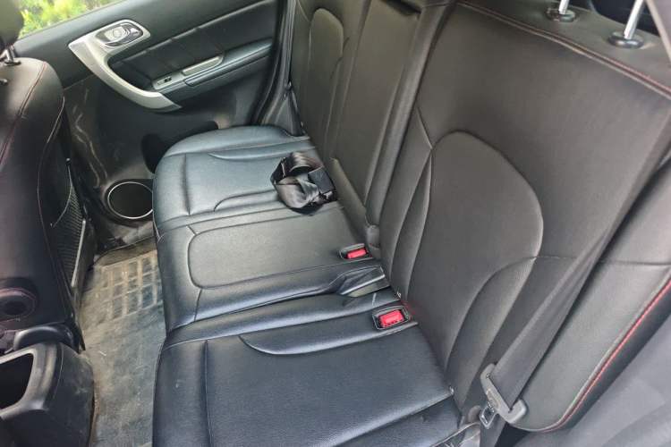 Used Haval H6 2015 Upgraded Model 1.5T Manual Two-Wheel Drive Elite Version Left Rear Seat