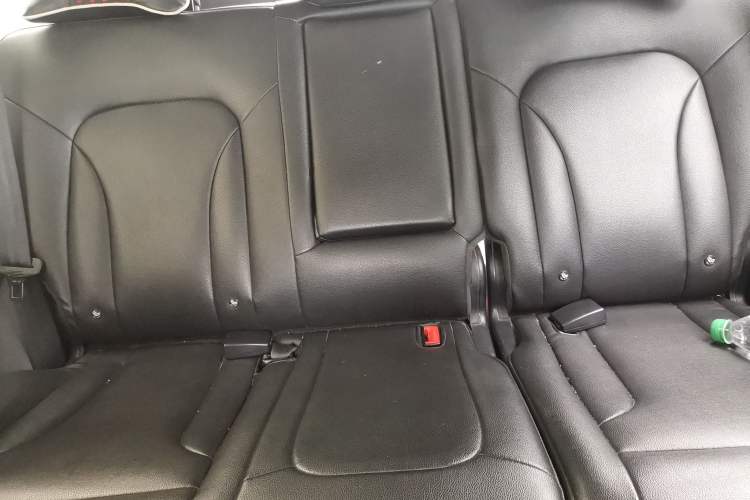 Used Haval H6 2015 Upgraded Model 1.5T Manual Two-Wheel Drive Elite Version Left Rear Seat