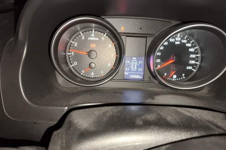 Used Haval H6 2015 Upgraded Model 1.5T Manual Two-Wheel Drive Elite Version Odometer Close Up