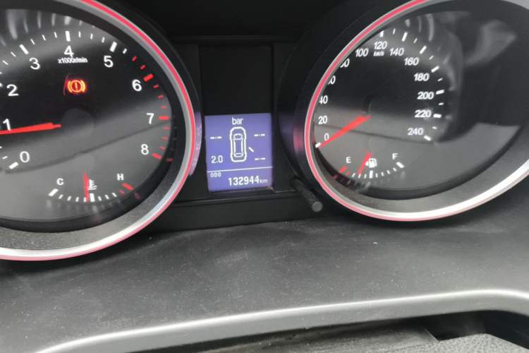 Used Haval H6 2015 Sport Edition 1.5T Manual Two-Wheel Drive Elite Model Odometer Close Up