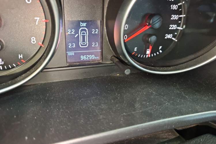 Used Haval H6 2015 Upgraded Model 1.5T Manual Two-Wheel Drive Elite Version Odometer Close Up