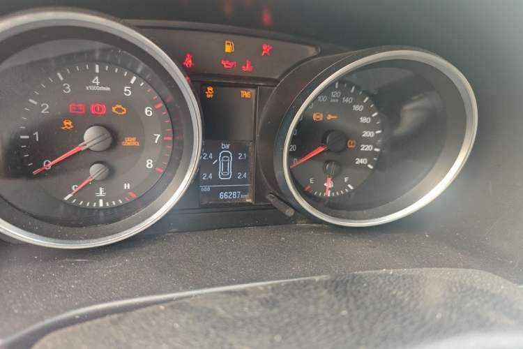 Used Haval H6 2015 Revised Version Sport Edition 1.5T Manual Transmission Two-Wheel Drive Elite Grade Odometer Close Up