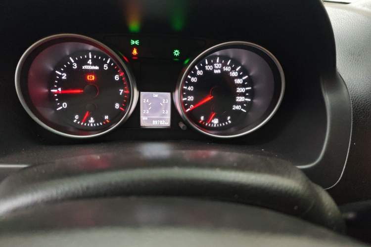 Used Haval H6 2015 Upgraded Model 1.5T Manual Two-Wheel Drive Elite Version Odometer Close Up