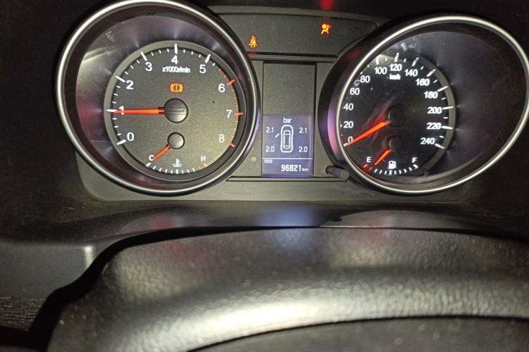 Used Haval H6 2015 Sport Edition 1.5T Manual Two-Wheel Drive Elite Model Odometer Close Up