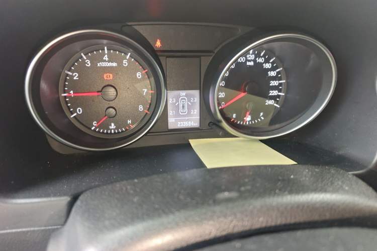 Used Haval H6 2015 Upgraded Model 1.5T Manual Two-Wheel Drive Elite Version Odometer Close Up