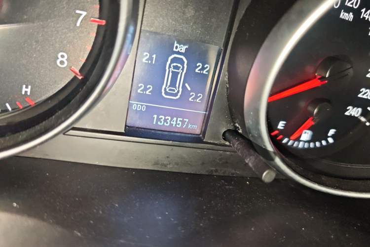 Used Haval H6 2015 Sport Edition 1.5T Manual Two-Wheel Drive Elite Model Odometer Close Up