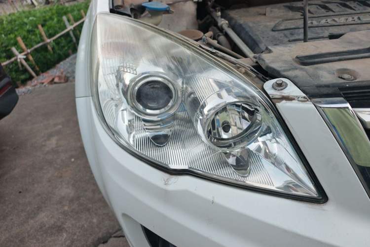 Used Haval H6 2015 Upgraded Model 1.5T Manual Two-Wheel Drive Elite Version Right Front Headlight