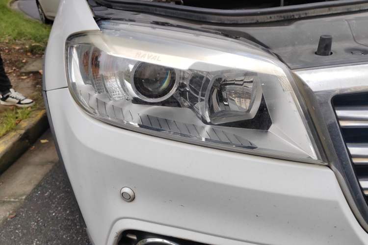 Used Haval H6 2015 Sport Edition 1.5T Automatic Two-Wheel Drive Luxury Model Right Front Headlight