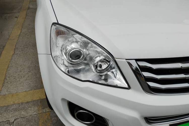 Used Haval H6 2015 Upgraded Model 1.5T Manual Two-Wheel Drive Elite Version Right Front Headlight