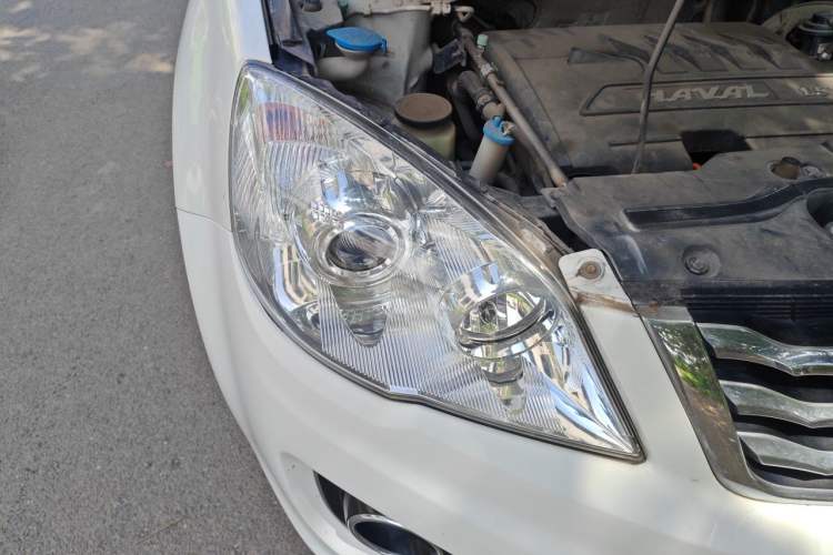 Used Haval H6 2015 Upgraded Model 1.5T Manual Two-Wheel Drive Elite Version Right Front Headlight