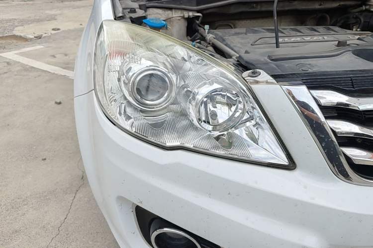 Used Haval H6 2015 Upgraded Model 1.5T Manual Two-Wheel Drive Elite Version Right Front Headlight