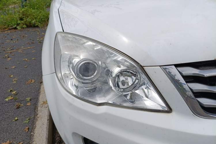 Used Haval H6 2015 Upgraded Model 1.5T Manual Two-Wheel Drive Elite Version Right Front Headlight