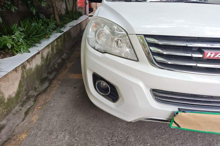 Used Haval H6 2015 Upgraded Model 1.5T Manual Two-Wheel Drive Elite Version Right Front Headlight