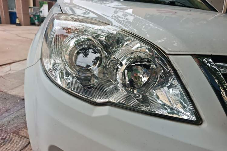 Used Haval H6 2015 Upgraded Model 1.5T Manual Two-Wheel Drive Elite Version Right Front Headlight