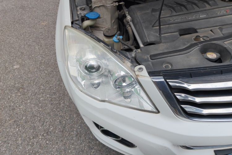 Used Haval H6 2015 Upgraded Model 1.5T Manual Two-Wheel Drive Elite Version Right Front Headlight