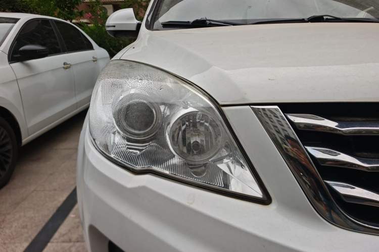 Used Haval H6 2015 Upgraded Model 1.5T Manual Two-Wheel Drive Elite Version Right Front Headlight