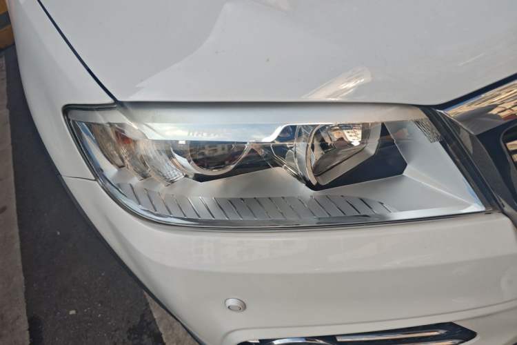 Used Haval H6 2015 Sport Edition 1.5T Automatic Two-Wheel Drive Luxury Model Right Front Headlight