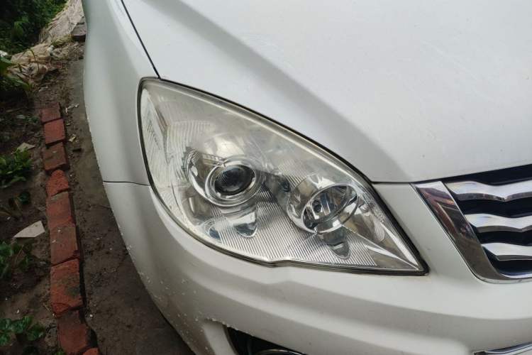 Used Haval H6 2015 Upgraded Model 1.5T Manual Two-Wheel Drive Elite Version Right Front Headlight
