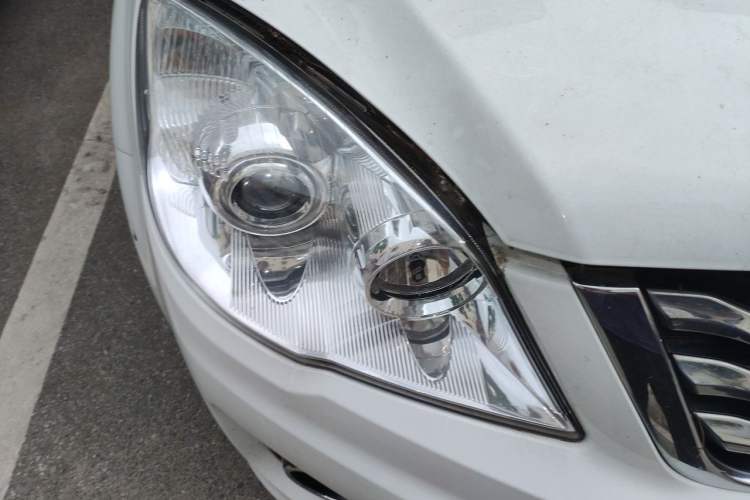 Used Haval H6 2015 Upgraded Model 1.5T Manual Two-Wheel Drive Elite Version Right Front Headlight