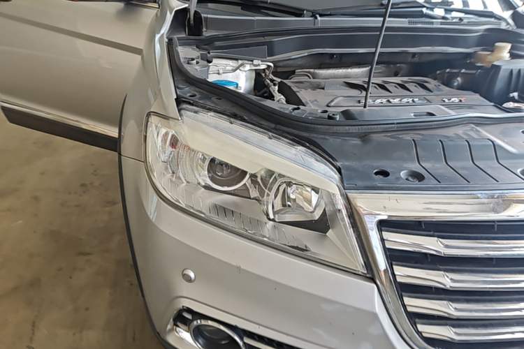 Used Haval H6 2015 Revised Version Sport Edition 1.5T Manual Transmission Two-Wheel Drive Elite Grade Right Front Headlight