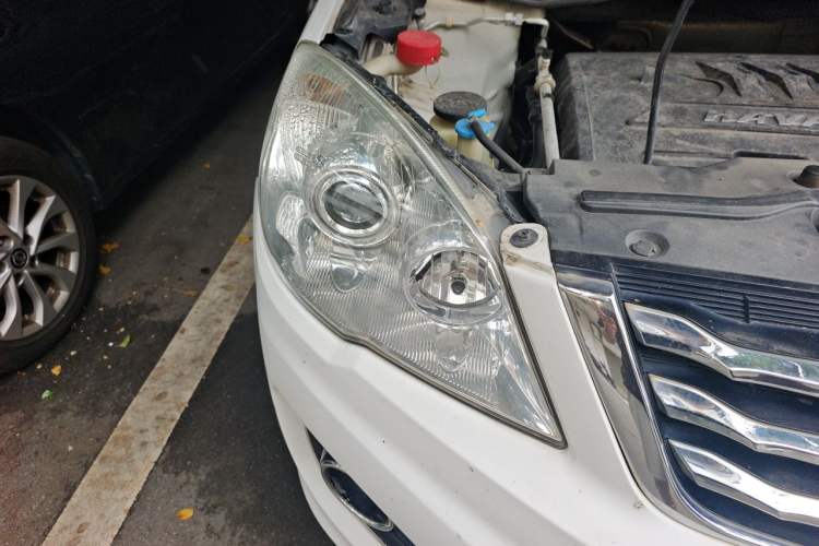 Used Haval H6 2015 Upgraded Model 1.5T Manual Two-Wheel Drive Elite Version Right Front Headlight