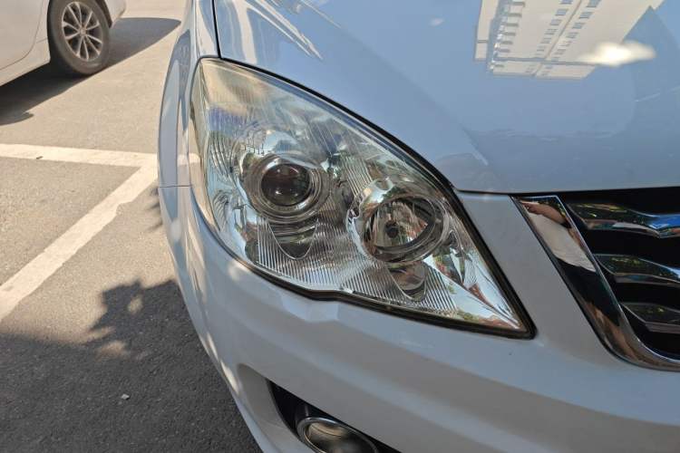 Used Haval H6 2015 Upgraded Model 1.5T Manual Two-Wheel Drive Elite Version Right Front Headlight