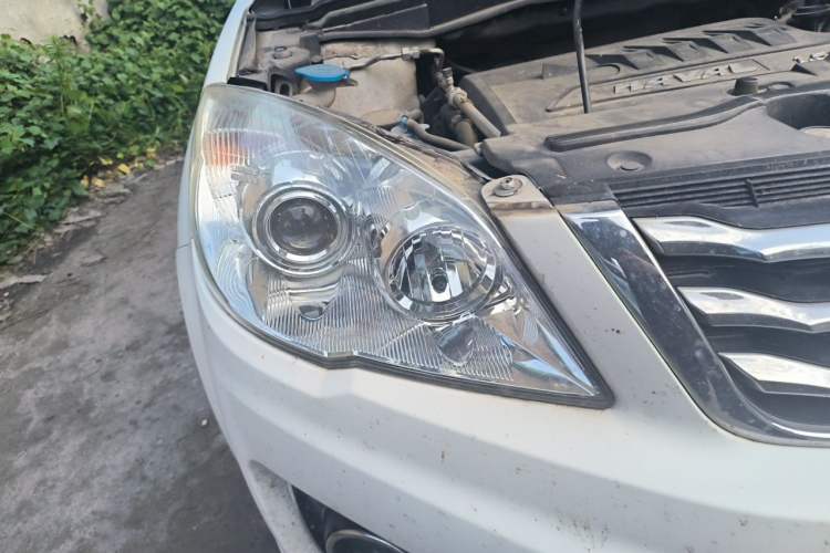 Used Haval H6 2015 Upgraded Model 1.5T Manual Two-Wheel Drive Elite Version Right Front Headlight