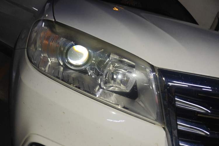 Used Haval H6 2015 Sport Edition 1.5T Automatic Two-Wheel Drive Luxury Model Right Front Headlight