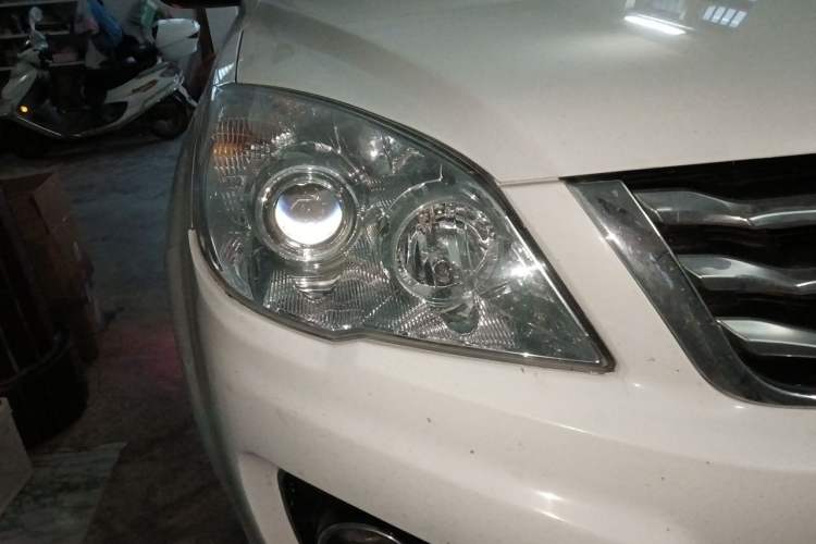 Used Haval H6 2015 Upgraded Model 1.5T Manual Two-Wheel Drive Elite Version Right Front Headlight