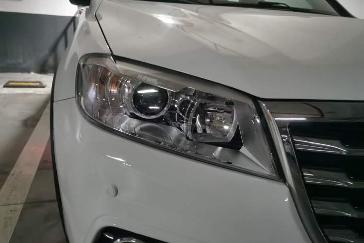 Used Haval H6 2015 Sport Edition 1.5T Automatic Two-Wheel Drive Luxury Model Right Front Headlight