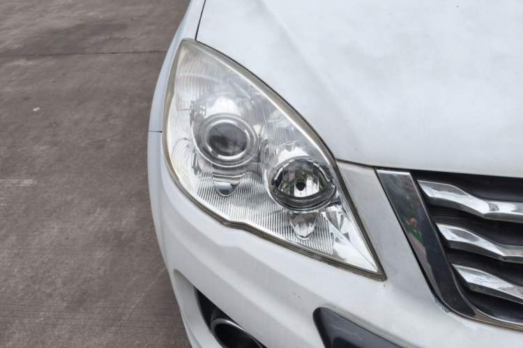 Used Haval H6 2015 Upgraded Model 1.5T Manual Two-Wheel Drive Elite Version Right Front Headlight