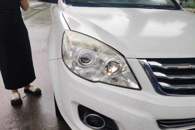 Used Haval H6 2015 Upgraded Model 1.5T Manual Two-Wheel Drive Elite Version Right Front Headlight