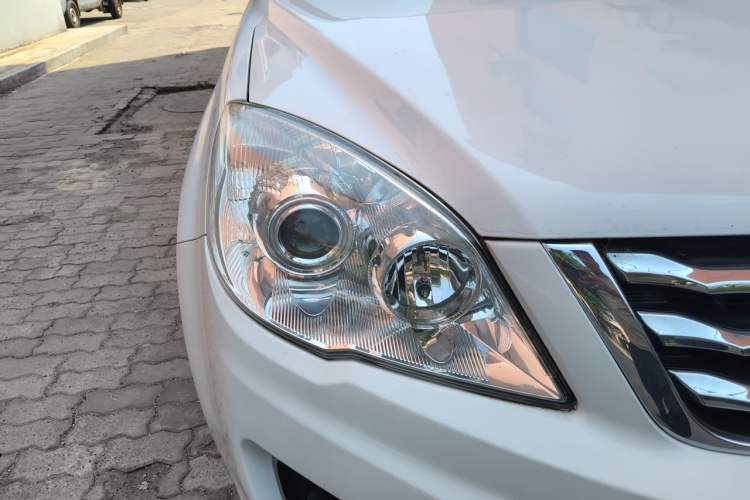Used Haval H6 2015 Upgraded Model 1.5T Manual Two-Wheel Drive Elite Version Right Front Headlight