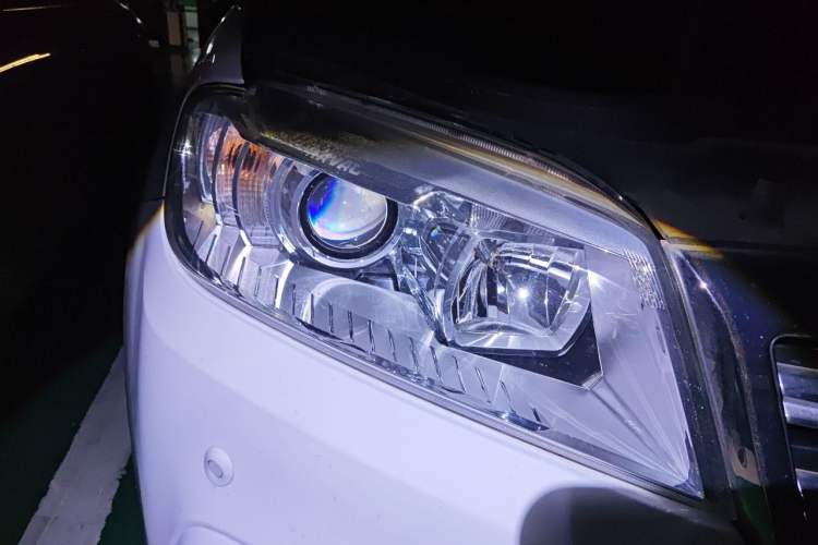 Used Haval H6 2015 Sport Edition 1.5T Automatic Two-Wheel Drive Luxury Model Right Front Headlight
