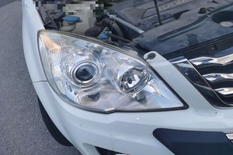 Used Haval H6 2015 Upgraded Model 1.5T Manual Two-Wheel Drive Elite Version Right Front Headlight