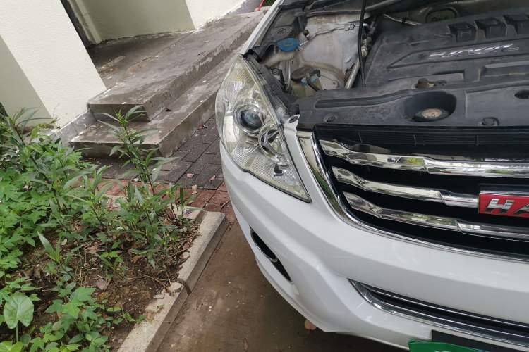 Used Haval H6 2015 Upgraded Model 1.5T Manual Two-Wheel Drive Elite Version Right Front Headlight