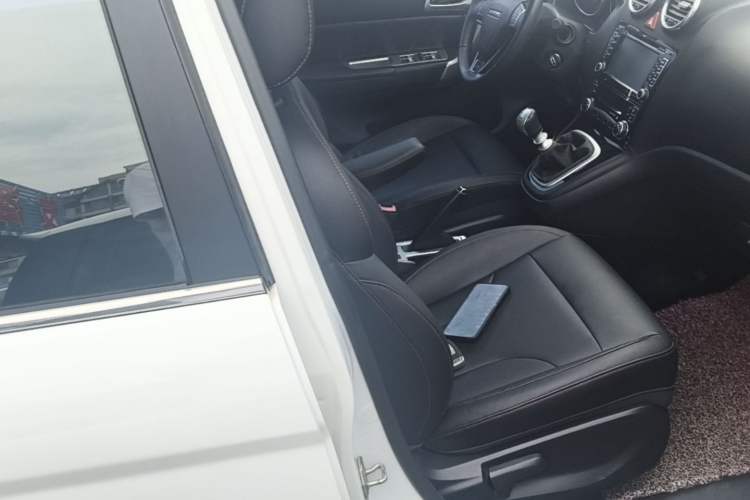 Used Haval H6 2015 Upgraded Model 1.5T Manual Two-Wheel Drive Elite Version Right Front Seat