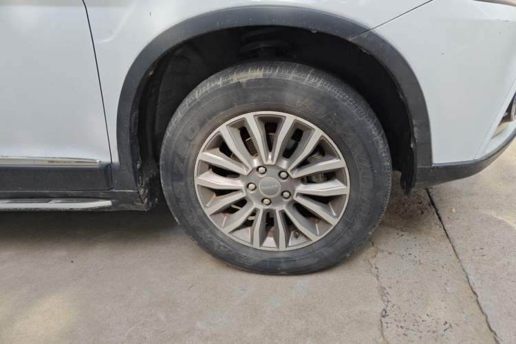 Used Haval H6 2015 Sport Edition 1.5T Automatic Two-Wheel Drive Luxury Model Right Front Wheel Hub