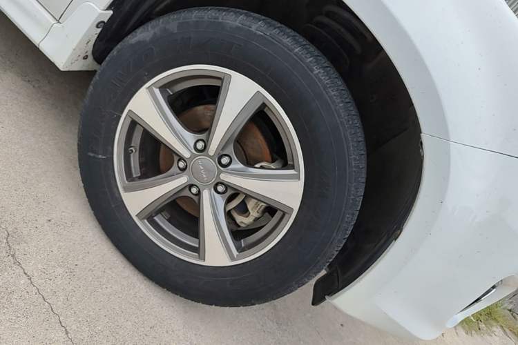 Used Haval H6 2015 Upgraded Model 1.5T Manual Two-Wheel Drive Elite Version Right Front Wheel Hub
