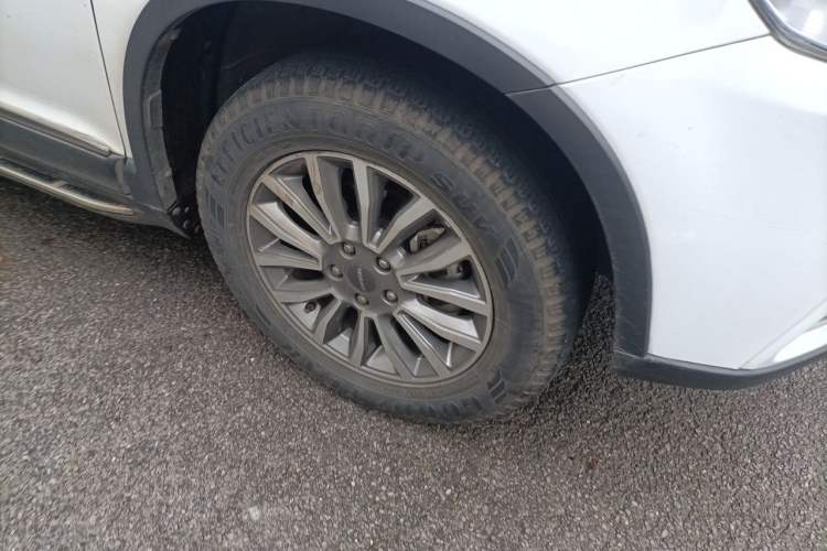 Used Haval H6 2015 Sport Edition 1.5T Automatic Two-Wheel Drive Luxury Model Right Front Wheel Hub