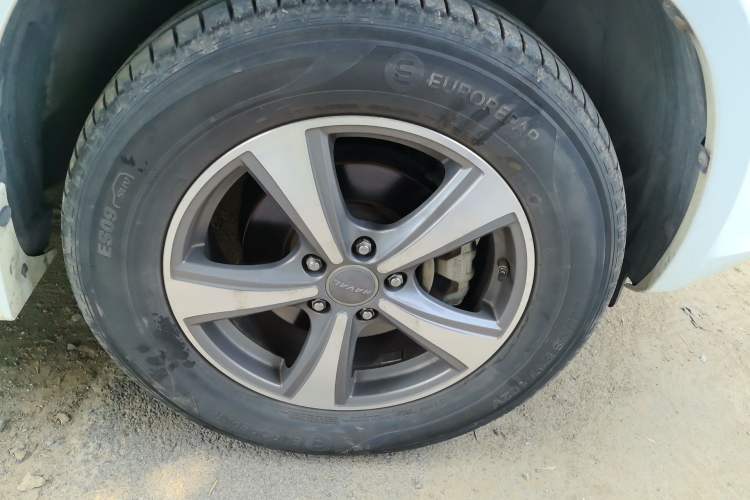 Used Haval H6 2015 Upgraded Model 1.5T Manual Two-Wheel Drive Elite Version Right Front Wheel Hub