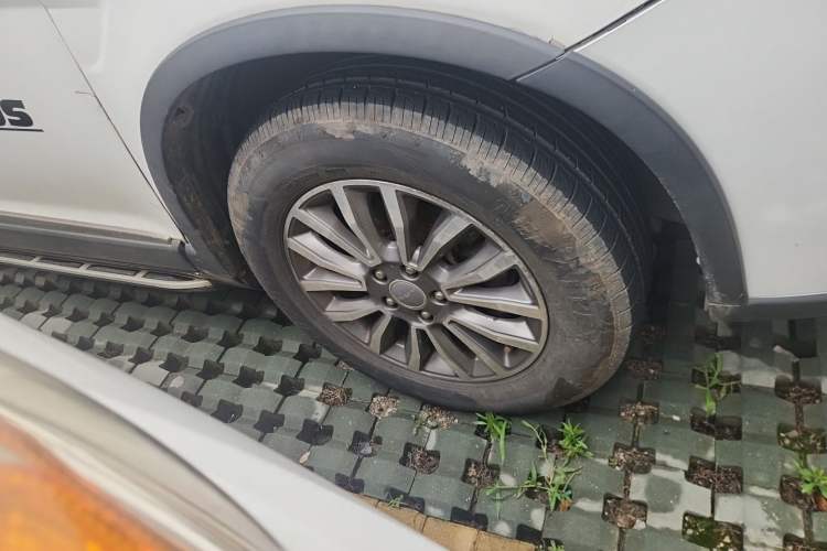 Used Haval H6 2015 Sport Edition 1.5T Automatic Two-Wheel Drive Luxury Model Right Front Wheel Hub