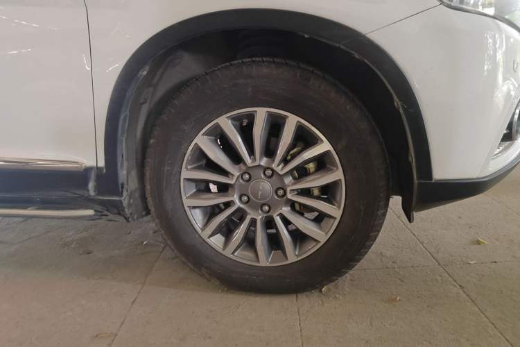 Used Haval H6 2015 Sport Edition 1.5T Automatic Two-Wheel Drive Luxury Model Right Front Wheel Hub