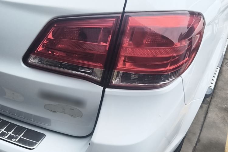 Used Haval H6 2015 Upgraded Model 1.5T Manual Two-Wheel Drive Elite Version Right Rear Taillight